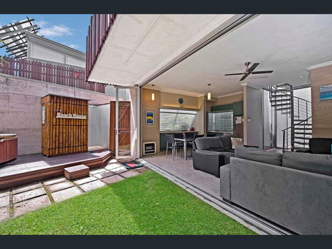 Crescent Head Spa Villa - Accommodation in Surfers Paradise 10