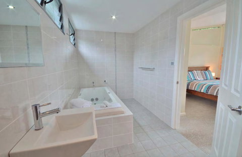 Crescent Head Spa Villa - Accommodation in Surfers Paradise 14