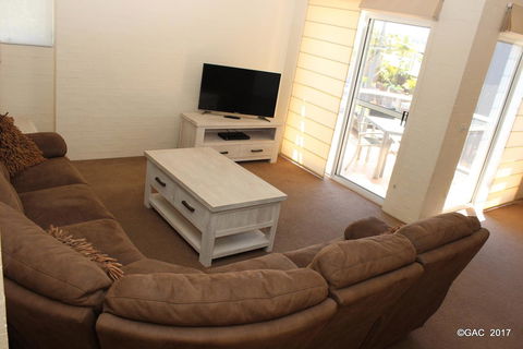 Mollymook Cove Apartments - Accommodation in Surfers Paradise 14