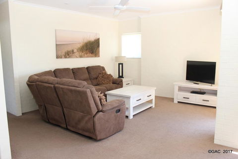 Mollymook Cove Apartments - Accommodation in Surfers Paradise 9