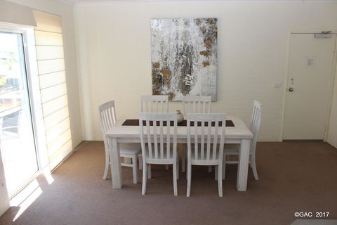 Mollymook Cove Apartments - Accommodation in Surfers Paradise 13