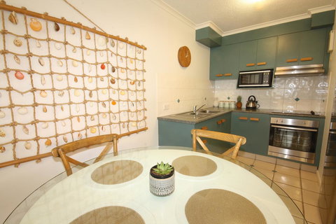 Cossies By The Sea - Accommodation in Surfers Paradise 9