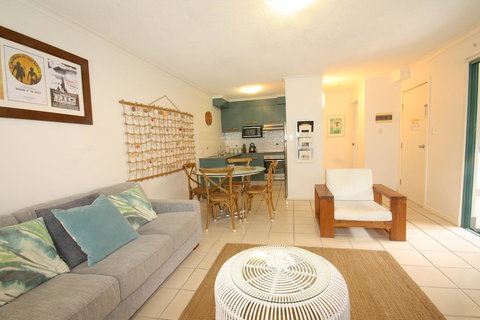 Cossies By The Sea - Accommodation in Surfers Paradise 3