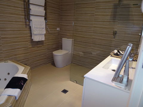 Romanz In The Valley (Luxury B&B) - Accommodation in Surfers Paradise 9