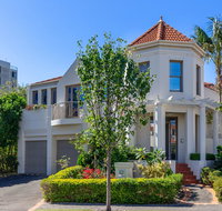 Kensington Self-Contained Modern House 89BROM - Accommodation in Surfers Paradise