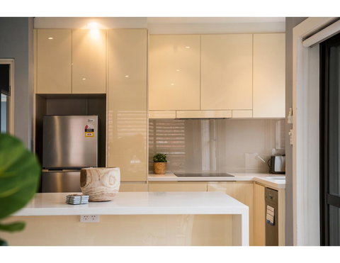 Beachside Getaway In Freshie W Parking - Accommodation in Surfers Paradise 2