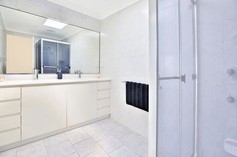 Neptune I Absolute Beachfront I Stunning Views - Accommodation in Surfers Paradise 20