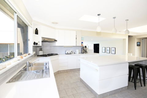 Neptune I Absolute Beachfront I Stunning Views - Accommodation in Surfers Paradise 8