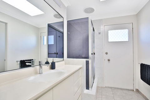 Neptune I Absolute Beachfront I Stunning Views - Accommodation in Surfers Paradise 19