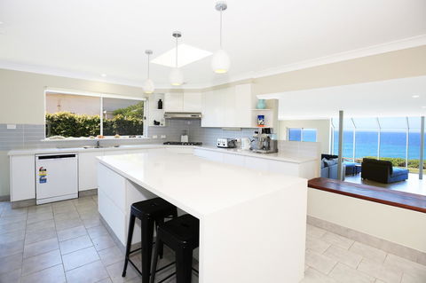 Neptune I Absolute Beachfront I Stunning Views - Accommodation in Surfers Paradise 10