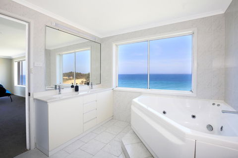 Neptune I Absolute Beachfront I Stunning Views - Accommodation in Surfers Paradise 18