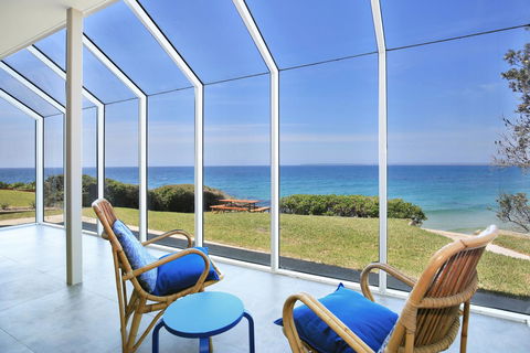 Neptune I Absolute Beachfront I Stunning Views - Accommodation in Surfers Paradise 1
