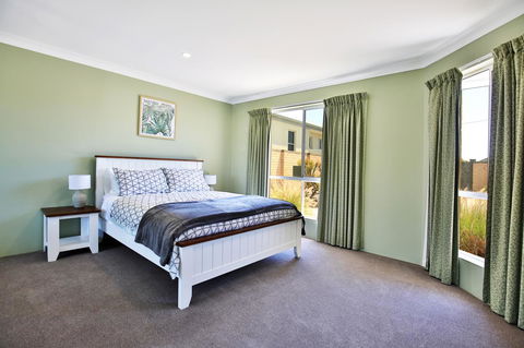 Neptune I Absolute Beachfront I Stunning Views - Accommodation in Surfers Paradise 15