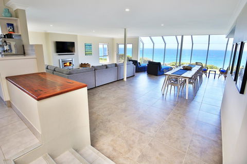 Neptune I Absolute Beachfront I Stunning Views - Accommodation in Surfers Paradise 2