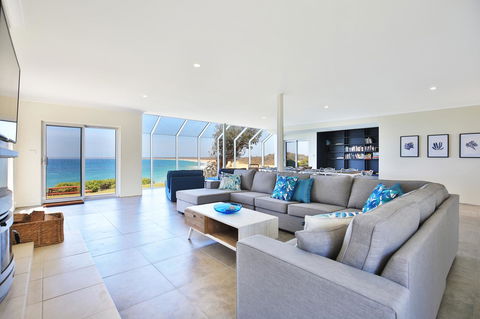 Neptune I Absolute Beachfront I Stunning Views - Accommodation in Surfers Paradise 0