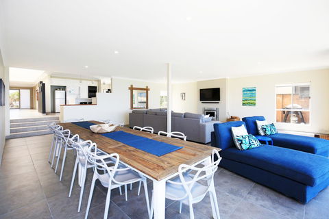 Neptune I Absolute Beachfront I Stunning Views - Accommodation in Surfers Paradise 5