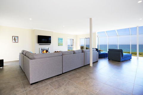 Neptune I Absolute Beachfront I Stunning Views - Accommodation in Surfers Paradise 3