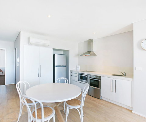 Oaks Nelson Bay Lure Suites - Accommodation in Surfers Paradise 1