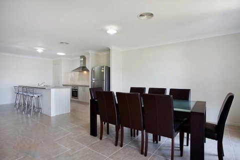 Jindabyne Executive - Accommodation in Surfers Paradise 3