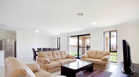 Jindabyne Executive - Accommodation in Surfers Paradise 5