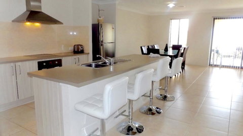 Jindabyne Executive - Accommodation in Surfers Paradise 8