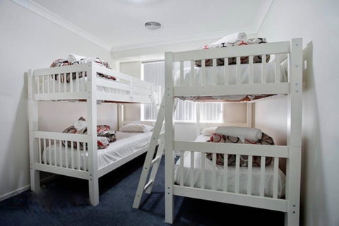 Jindabyne Executive - Accommodation in Surfers Paradise 6