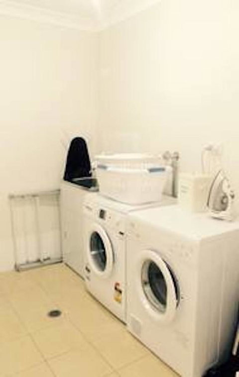 Jindabyne Executive - Accommodation in Surfers Paradise 9