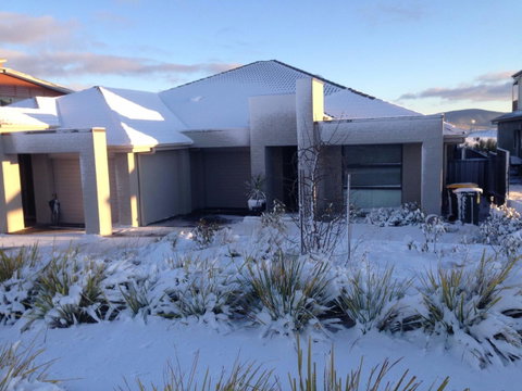 Jindabyne Executive - Accommodation in Surfers Paradise 0