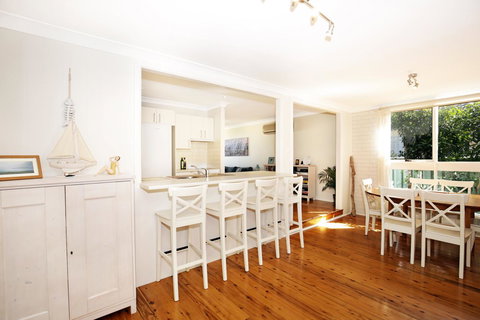 Hayes Beach House I Award Winner I 4 Mins To Beach - Accommodation in Surfers Paradise 11