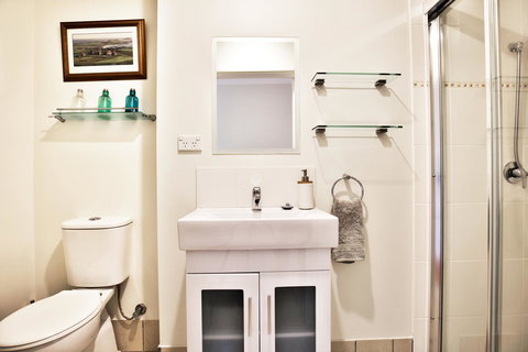 Hayes Beach House I Award Winner I 4 Mins To Beach - Accommodation in Surfers Paradise 14