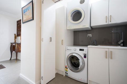 Armidale Cottage - House 2 - Accommodation in Surfers Paradise 14