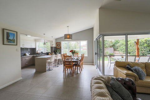 Armidale Cottage - House 2 - Accommodation in Surfers Paradise 16