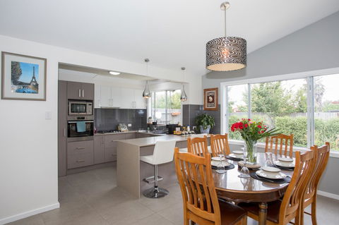 Armidale Cottage - House 2 - Accommodation in Surfers Paradise 18