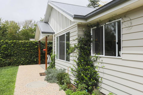 Armidale Cottage - House 2 - Accommodation in Surfers Paradise 2