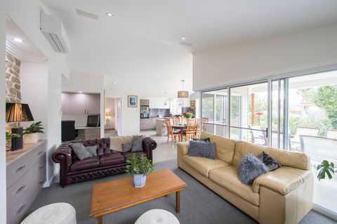 Armidale Cottage - House 2 - Accommodation in Surfers Paradise 19