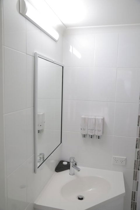 Sapphire Waters Motor Inn - Accommodation in Surfers Paradise 11
