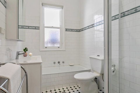 Oversized 2 Bedroom Manly Beach House - Accommodation in Surfers Paradise 8