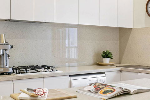 Oversized 2 Bedroom Manly Beach House - Accommodation in Surfers Paradise 2