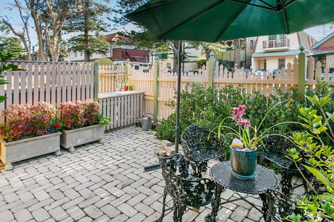 Oversized 2 Bedroom Manly Beach House - Accommodation in Surfers Paradise 1
