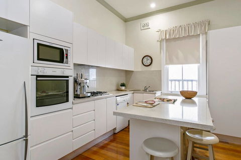 Oversized 2 Bedroom Manly Beach House - Accommodation in Surfers Paradise 3