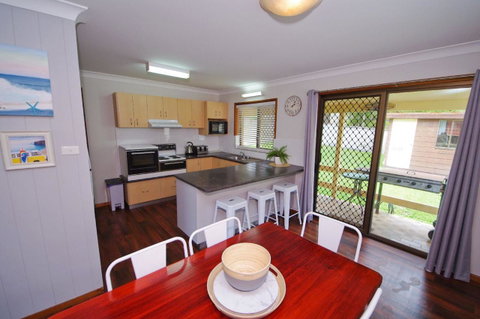 Breakaway, 11 Scott Street - Accommodation in Surfers Paradise 4