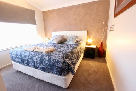 Full Circle Apartments - Accommodation in Surfers Paradise 2