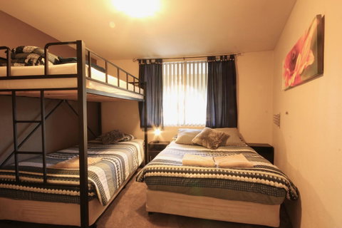 Full Circle Apartments - Accommodation in Surfers Paradise 3