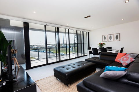 Brand New Executive Apartment - Accommodation in Surfers Paradise 21