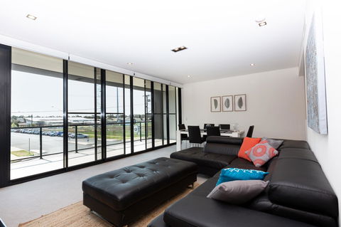 Brand New Executive Apartment - Accommodation in Surfers Paradise 2