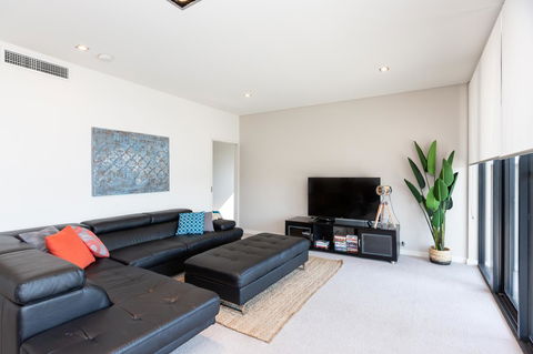 Brand New Executive Apartment - Accommodation in Surfers Paradise 22