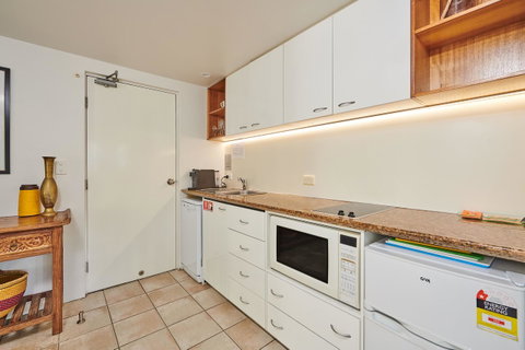 Julians Apartments - Accommodation in Surfers Paradise 10