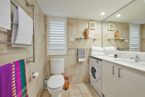 Julians Apartments - Accommodation in Surfers Paradise 9