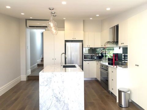 Luxury House In Bondi Junction - Accommodation in Surfers Paradise 2