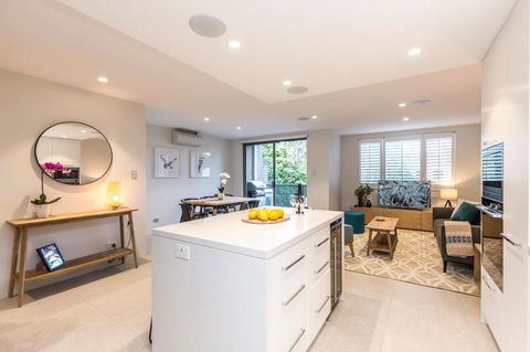 Nobbs Â· Executive 2 Storey Sydney Apartment With Pool - Accommodation in Surfers Paradise 2